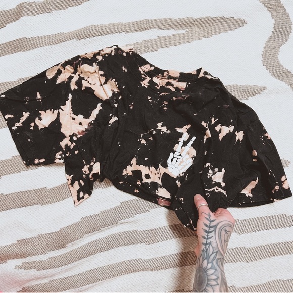 bowery supply co Tops - Extreme crop bleach dye peace sign ✌🏼 skeleton t shirt M